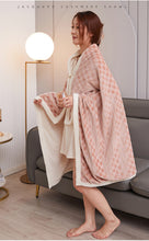 Load image into Gallery viewer, PuTwo多功能披肩毛毯(含珍珠别针) 100*150cm