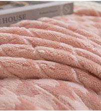 Load image into Gallery viewer, PuTwo多功能披肩毛毯(含珍珠别针) 100*150cm