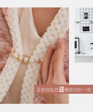 Load image into Gallery viewer, PuTwo多功能披肩毛毯(含珍珠别针) 100*150cm