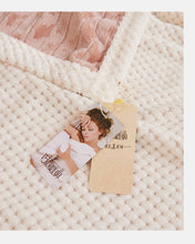 Load image into Gallery viewer, PuTwo多功能披肩毛毯(含珍珠别针) 100*150cm